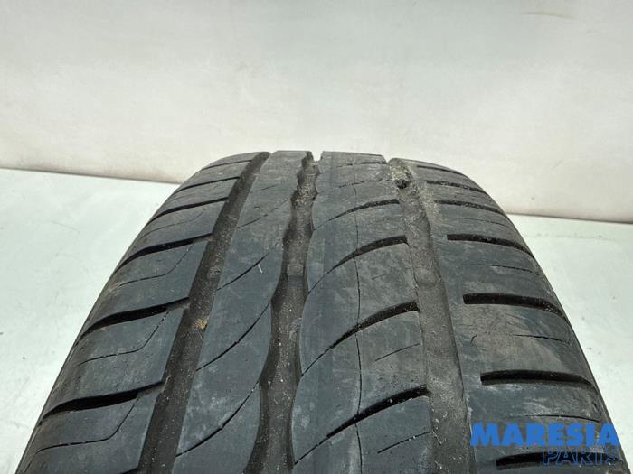 Używane Opona Fiat 500 (312) 0.9 TwinAir 80 Cena € 25,00 Procedura marży oferowane przez Maresia Parts