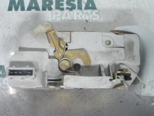Usados Mecanismo de cerradura de puerta de 4 puertas izquierda detrás Peugeot 206 SW (2E/K) 1.6 16V Precio € 25,00 Norma de margen ofrecido por Maresia Parts