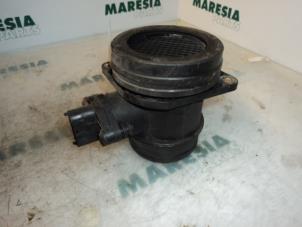 Luftmengenmesser van een Fiat Stilo (192A/B) 2.4 20V Abarth 3-Drs. 2002