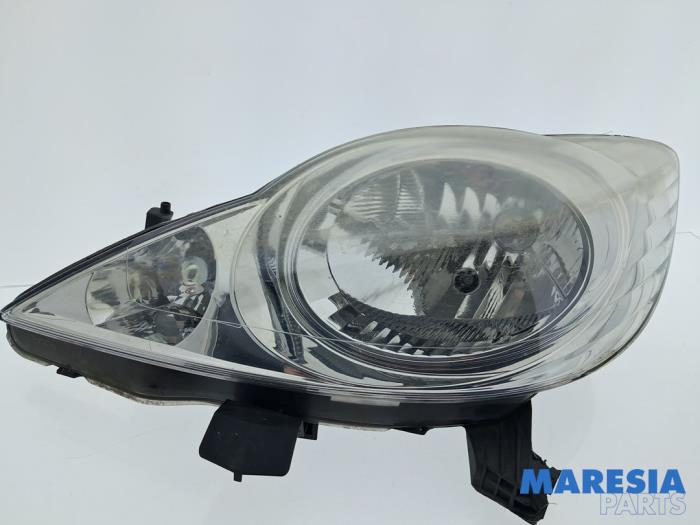 Używane Reflektor lewy Peugeot 107 1.0 12V Cena € 55,00 Procedura marży oferowane przez Maresia Parts