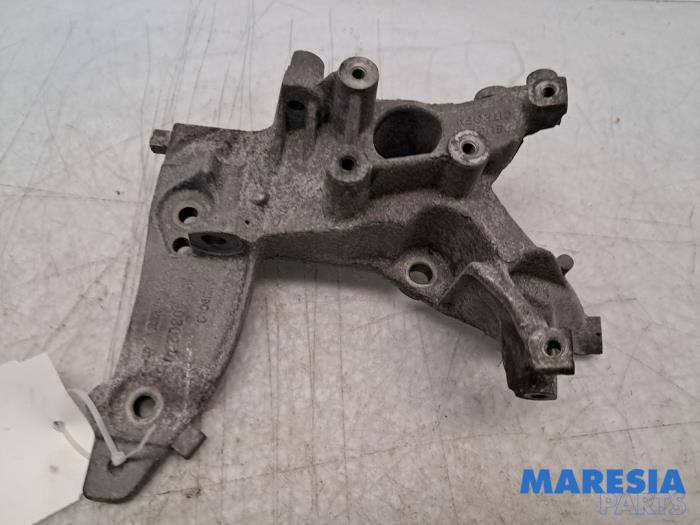 Usagé Support dynamo haut Peugeot Partner (GC/GF/GG/GJ/GK) 1.6 HDI 90 Prix € 42,34 Prix TTC proposé par Maresia Parts