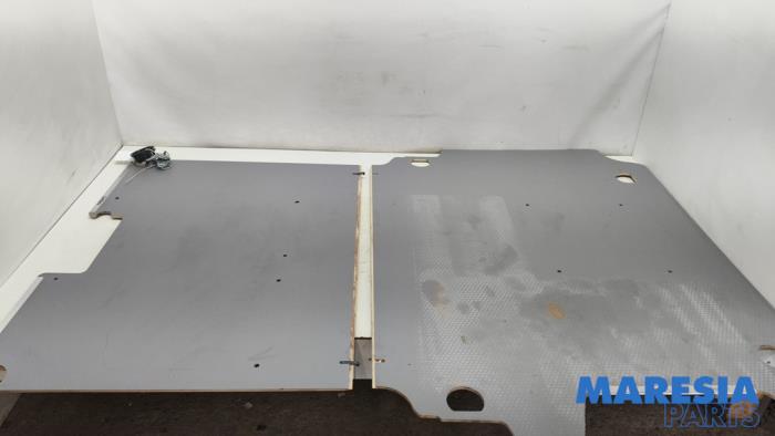 Usados Suelo maletero Citroen Jumpy 2.0 Blue HDI 120 Precio € 181,50 IVA incluido ofrecido por Maresia Parts
