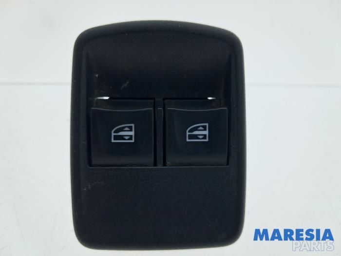 Usados Interruptor combinado de ventanillas Dacia Dokker Express (8S) 1.5 dCi 75 Precio € 30,24 IVA incluido ofrecido por Maresia Parts