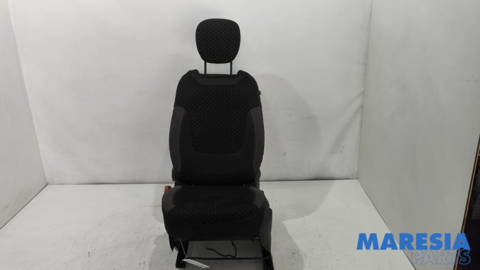 Używane Fotel lewy Renault Captur I (2R) 1.3 TCE 150 16V Cena € 149,95 Procedura marży oferowane przez Maresia Parts