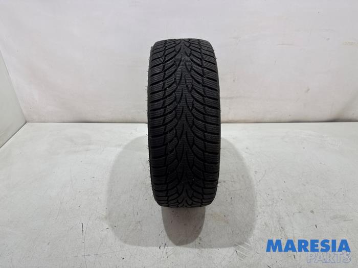 Używane Opona zimowa Renault Clio IV (5R) 1.2 TCE 16V GT EDC Cena € 30,00 Procedura marży oferowane przez Maresia Parts