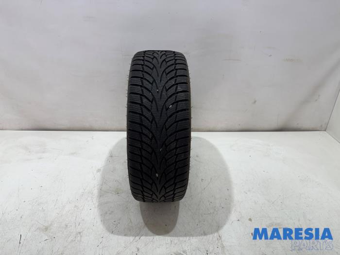 Używane Opona zimowa Renault Clio IV (5R) 1.2 TCE 16V GT EDC Cena € 30,00 Procedura marży oferowane przez Maresia Parts
