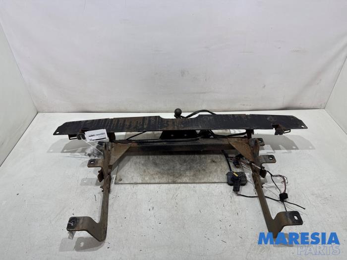 Używane Hak holowniczy Renault Master III (MA/MB/MC/MD/MH/MF/MG/MH) 2.3 dCi 135 16V FWD Cena € 241,94 Z VAT oferowane przez Maresia Parts