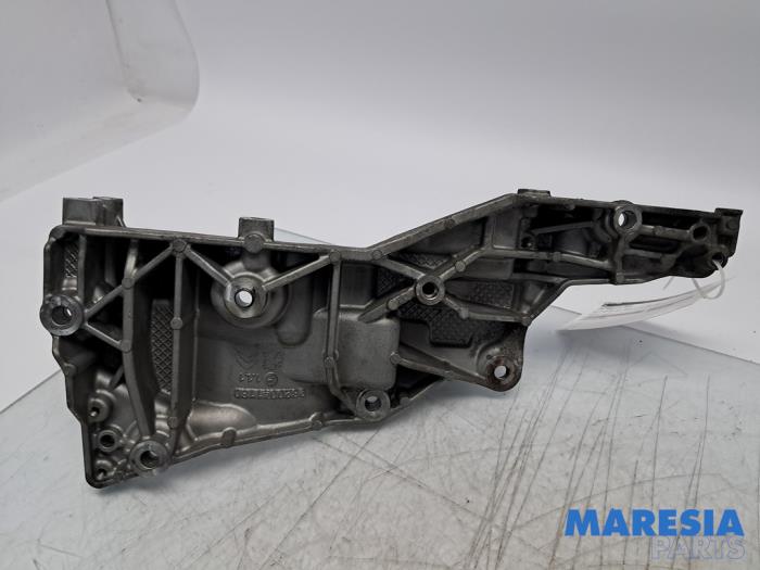 Usagé Support dynamo bas Opel Vivaro 2.0 CDTI 122 Prix € 36,24 Prix TTC proposé par Maresia Parts