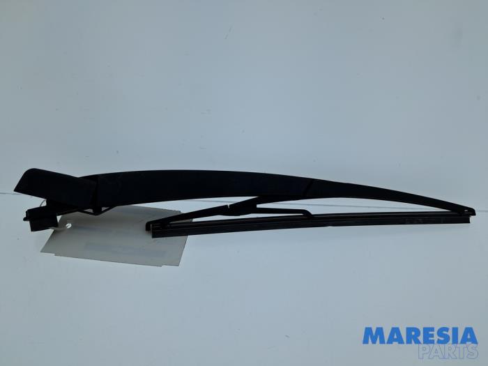 Rear wiper blade arm