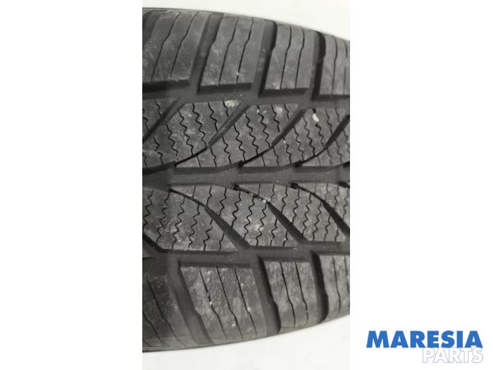 Używane Opona Citroen C4 Grand Picasso (3A) 1.2 12V PureTech 130 Cena € 30,00 Procedura marży oferowane przez Maresia Parts