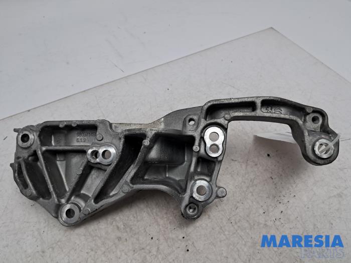 Usagé Support dynamo haut Opel Mokka 1.2 Turbo 12V Prix € 36,24 Prix TTC proposé par Maresia Parts