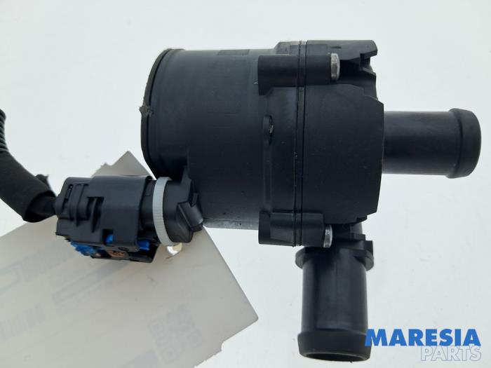 Begagnade Extra vattenpump Renault Captur I (2R) 1.3 TCE 150 16V Pris € 40,00 Marginaltabell erbjuds av Maresia Parts