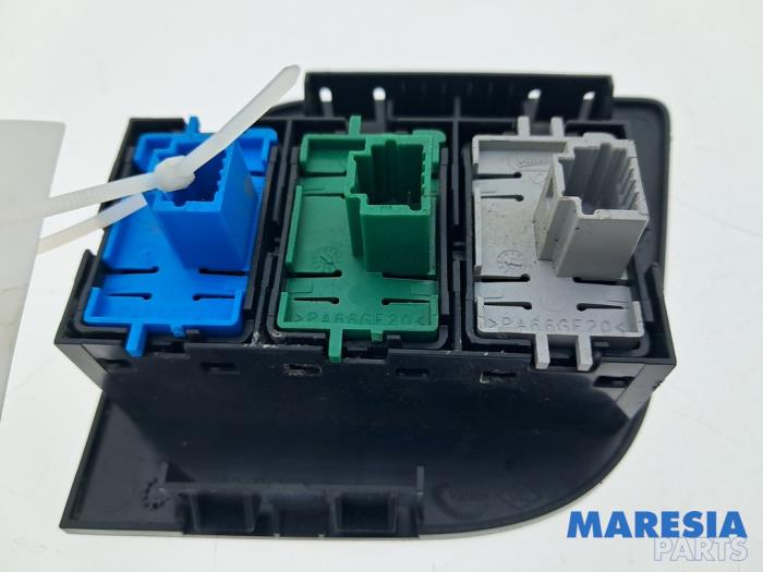 Używane Przelacznik (rózne) Renault Master III (MA/MB/MC/MD/MH/MF/MG/MH) 2.3 dCi 135 16V FWD Cena € 36,24 Z VAT oferowane przez Maresia Parts
