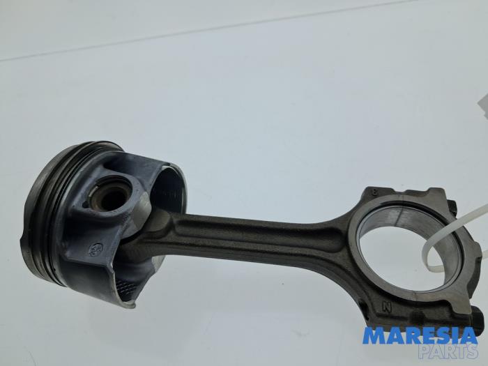 Używane Korbowód Renault Captur I (2R) 1.2 TCE 16V EDC Cena € 75,00 Procedura marży oferowane przez Maresia Parts
