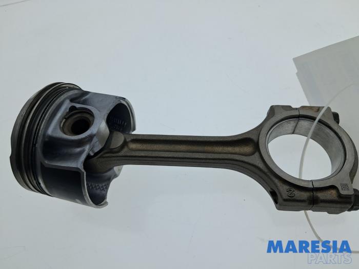 Używane Korbowód Renault Captur I (2R) 1.2 TCE 16V EDC Cena € 75,00 Procedura marży oferowane przez Maresia Parts