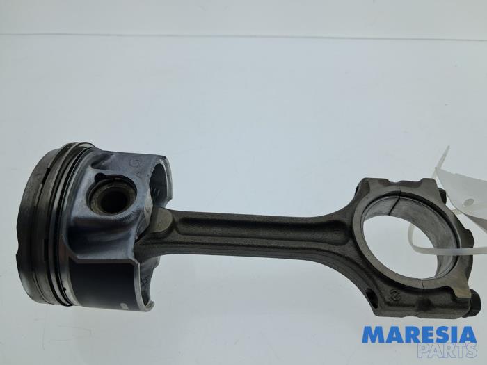 Używane Korbowód Renault Captur I (2R) 1.2 TCE 16V EDC Cena € 75,00 Procedura marży oferowane przez Maresia Parts