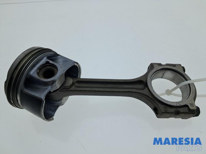 Usagé Bielle Renault Captur I (2R) 1.2 TCE 16V EDC Prix € 75,00 Règlement à la marge proposé par Maresia Parts