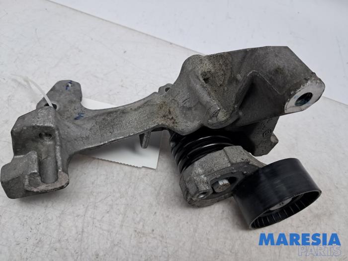 Gebrauchte Dynamostütze oben Renault Captur I (2R) 1.2 TCE 16V EDC Preis € 50,00 Margenregelung angeboten von Maresia Parts