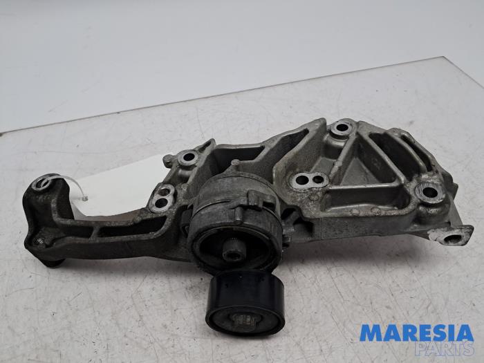 Usagé Support dynamo haut Citroen C4 Grand Picasso (3A) 1.2 12V PureTech 130 Prix € 29,95 Règlement à la marge proposé par Maresia Parts