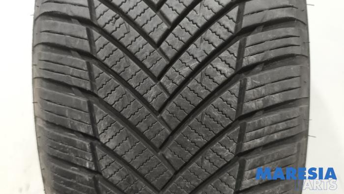 Używane Opona Renault Captur I (2R) 0.9 Energy TCE 12V Cena € 30,00 Procedura marży oferowane przez Maresia Parts