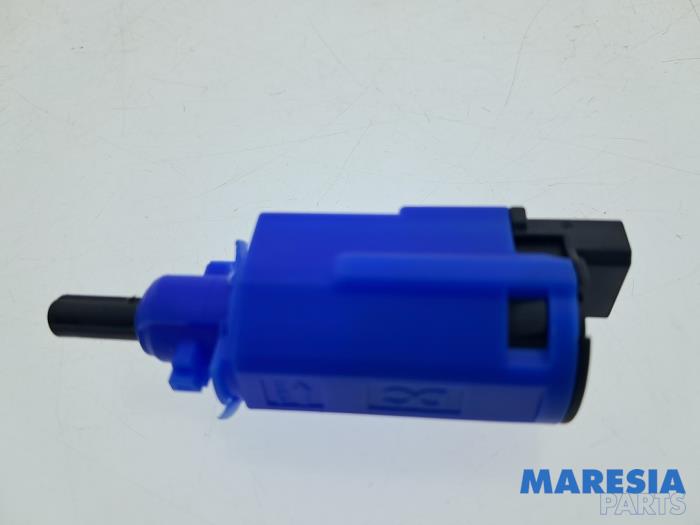 Używane Przelacznik Start/Stop Renault Twingo III (AH) 1.0 SCe 70 12V Cena € 10,00 Procedura marży oferowane przez Maresia Parts