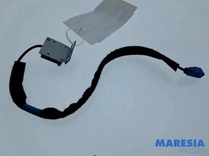 Używane Antena GPS Renault Twingo III (AH) 1.0 SCe 70 12V Cena € 25,00 Procedura marży oferowane przez Maresia Parts
