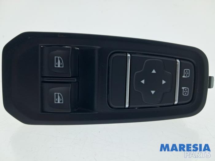 Usados Interruptor combinado de ventanillas Renault Trafic (1FL/2FL/3FL/4FL) 2.0 dCi 16V 130 Precio € 36,29 IVA incluido ofrecido por Maresia Parts