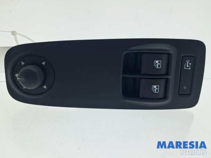 Usados Interruptor combinado de ventanillas Peugeot Boxer (U9) 2.2 HDi 110 Euro 5 Precio € 84,70 IVA incluido ofrecido por Maresia Parts
