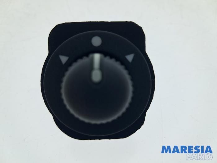 Używane Przelacznik lusterka Fiat Panda (312) 0.9 TwinAir Turbo 80 Cena € 25,00 Procedura marży oferowane przez Maresia Parts