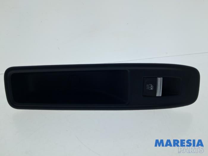 Usados Interruptor de ventanilla eléctrica Renault Arkana (RJLL) 1.6 E-Tech 145 16V Precio € 18,15 IVA incluido ofrecido por Maresia Parts