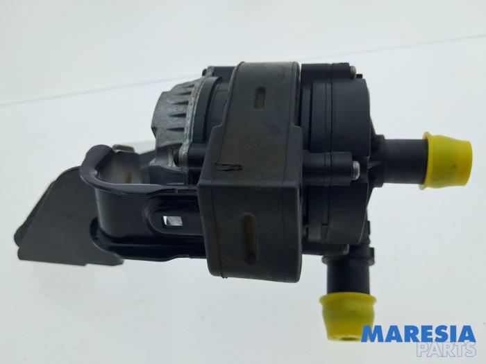 Begagnade Extra vattenpump Renault Arkana (RJLL) 1.6 E-Tech 145 16V Pris € 89,99 Inklusive moms erbjuds av Maresia Parts