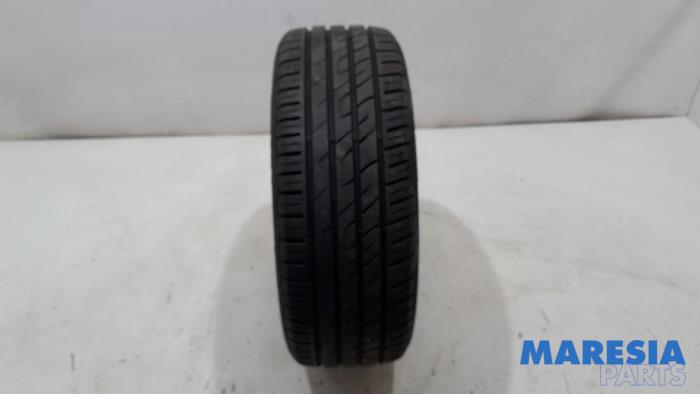 Używane Opona Peugeot 107 1.0 12V Cena € 25,00 Procedura marży oferowane przez Maresia Parts