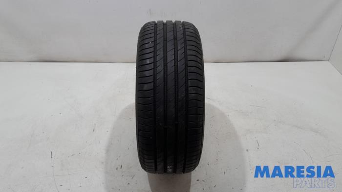 Używane Opona Peugeot 107 1.0 12V Cena € 25,00 Procedura marży oferowane przez Maresia Parts