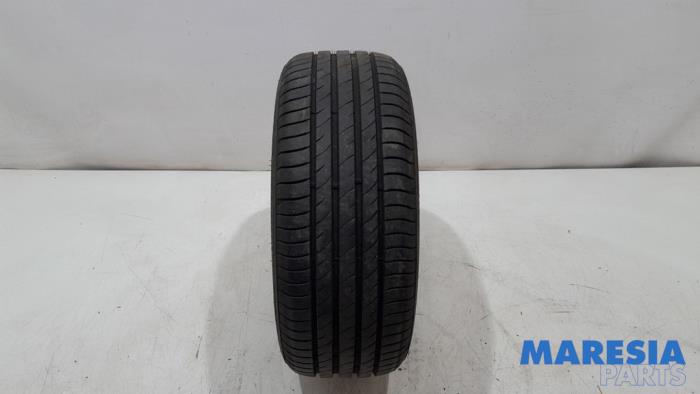 Używane Opona Peugeot 107 1.0 12V Cena € 25,00 Procedura marży oferowane przez Maresia Parts