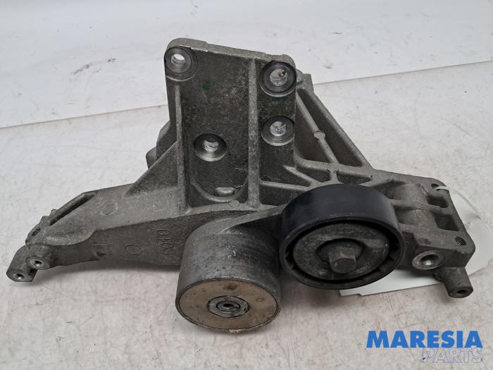 Usagé Support dynamo haut Fiat 500C (312) 1.2 69 Prix € 49,95 Règlement à la marge proposé par Maresia Parts