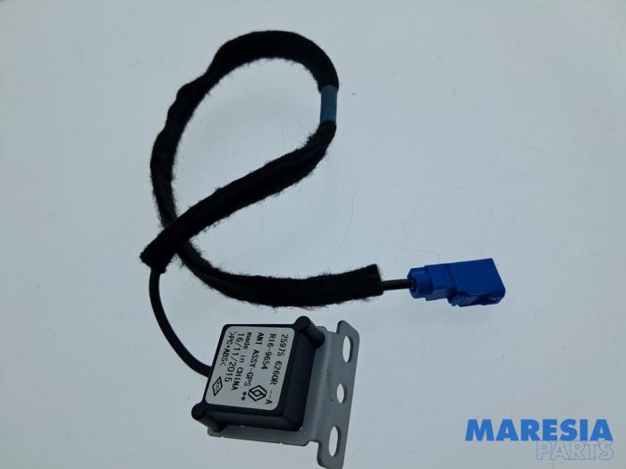 Używane Antena GPS Renault Espace (RFCJ) 1.6 Tce 200 Cena € 25,00 Procedura marży oferowane przez Maresia Parts