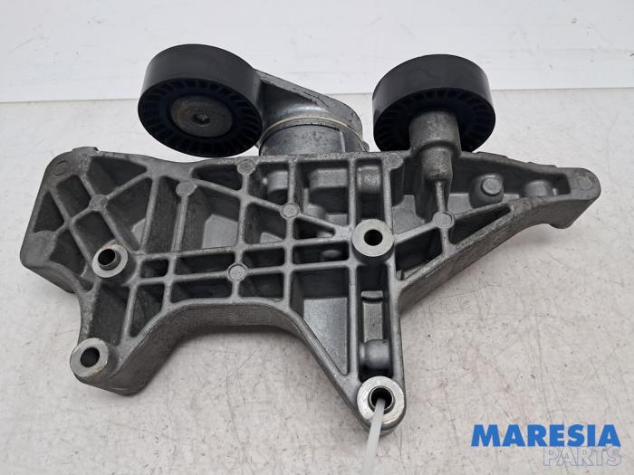 Usagé Support dynamo bas Fiat 500L (199) 0.9 TwinAir Turbo 105 Prix € 40,00 Règlement à la marge proposé par Maresia Parts