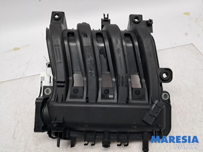 Używane Kolektor dolotowy Renault Twingo II (CN) 1.2 16V Cena € 50,00 Procedura marży oferowane przez Maresia Parts