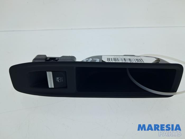 Usados Interruptor de ventanilla eléctrica Renault Captur II (RJB) 1.3 Mild Hybrid 160 16V Precio € 19,90 Norma de margen ofrecido por Maresia Parts