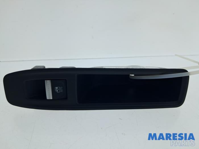 Usados Interruptor de ventanilla eléctrica Renault Captur II (RJB) 1.3 Mild Hybrid 160 16V Precio € 19,90 Norma de margen ofrecido por Maresia Parts