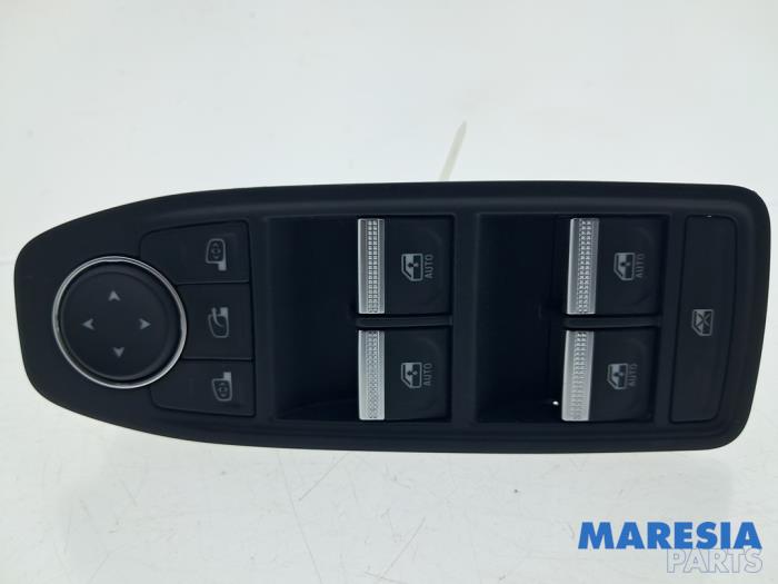 Usados Interruptor combinado de ventanillas Renault Captur II (RJB) 1.3 Mild Hybrid 160 16V Precio € 45,00 Norma de margen ofrecido por Maresia Parts