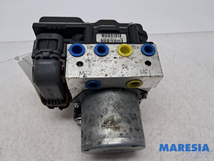 Używane Pompa ABS Citroen C4 Berline (NC) 1.6 16V VTi Cena € 149,99 Procedura marży oferowane przez Maresia Parts