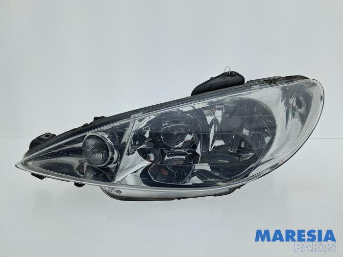 Używane Reflektor lewy Peugeot 206 CC (2D) 1.6 16V Cena € 35,00 Procedura marży oferowane przez Maresia Parts
