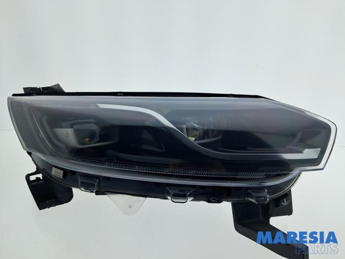 Używane Reflektor prawy Renault Espace (RFCJ) 1.6 Tce 200 Cena € 399,00 Procedura marży oferowane przez Maresia Parts