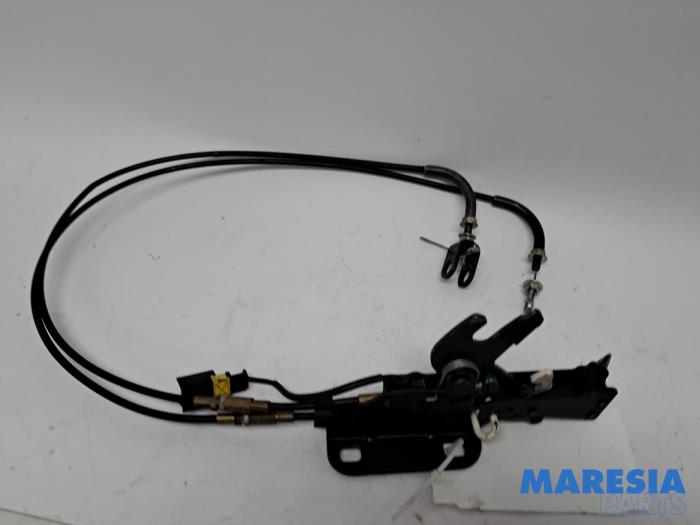 Używane Blokada dachu cabrio Peugeot 206 CC (2D) 1.6 16V Cena € 159,95 Procedura marży oferowane przez Maresia Parts