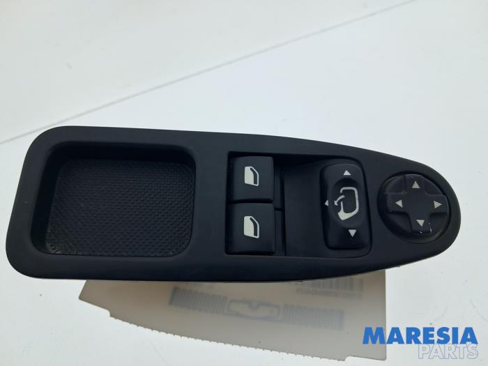 Usados Interruptor combinado de ventanillas Peugeot Expert (G9) 2.0 HDiF 16V 130 Precio € 48,34 IVA incluido ofrecido por Maresia Parts