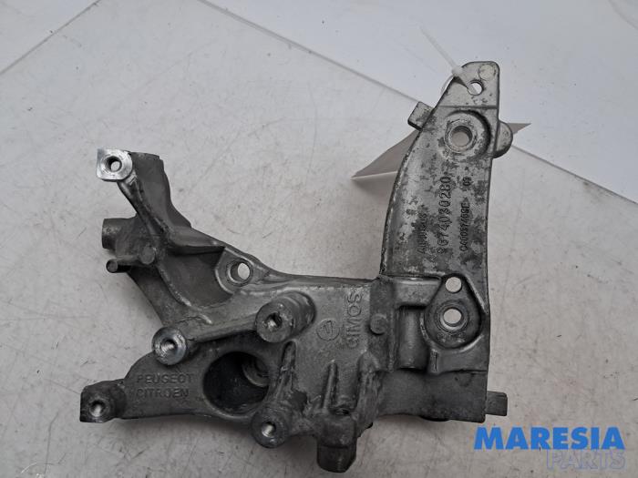 Usagé Support dynamo haut Peugeot Partner (GC/GF/GG/GJ/GK) 1.6 HDI 90 Prix € 36,30 Prix TTC proposé par Maresia Parts