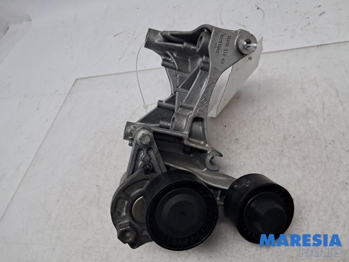 Usagé Support dynamo haut Opel Vivaro 1.6 CDTI 95 Euro 6 Prix € 42,29 Prix TTC proposé par Maresia Parts