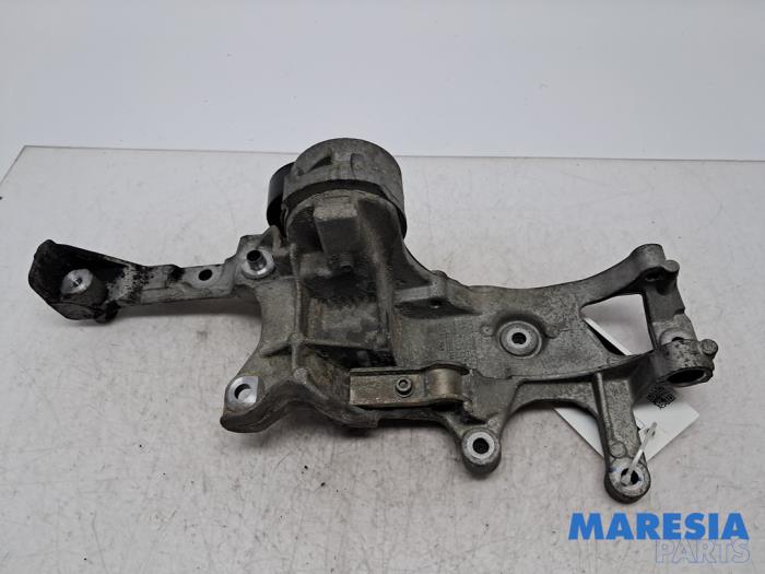 Usagé Support dynamo haut Peugeot Expert (G9) 2.0 HDiF 16V 130 Prix € 60,50 Prix TTC proposé par Maresia Parts