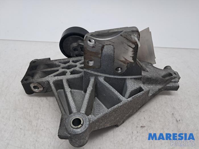 Usagé Support dynamo haut Fiat 500 (312) 1.2 Prix € 49,95 Règlement à la marge proposé par Maresia Parts